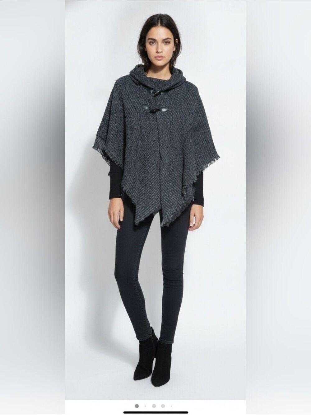Black & Gray Poncho
OS 
Polyester
Two Closures - Neck and Chest
Big Soft Collar